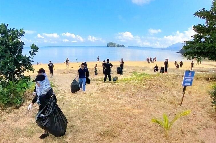 KACC and Javel Engineering staff at the Santubang beach cleaning programme